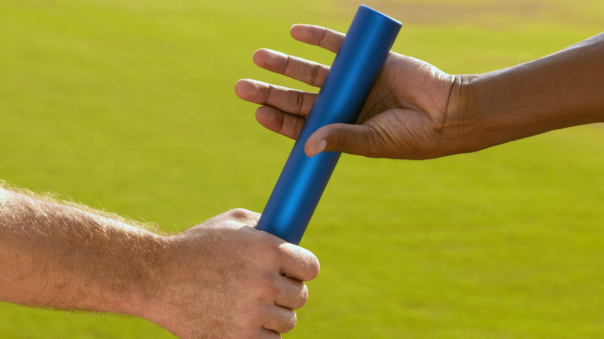 中国篮球教练员团队协作机制优化策略，篮球教练员在团队中扮演了哪些角色